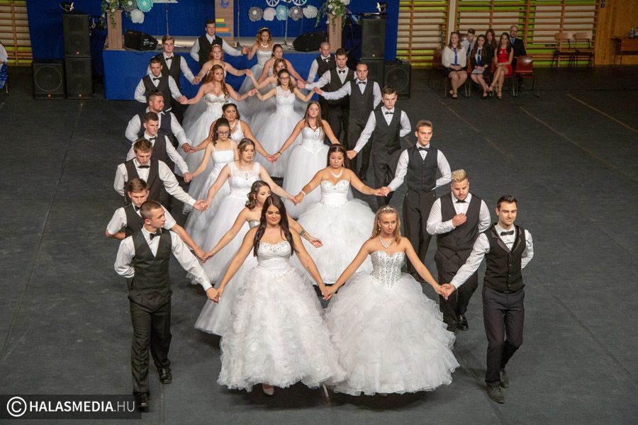 Indul a halasi szalagavatók sora