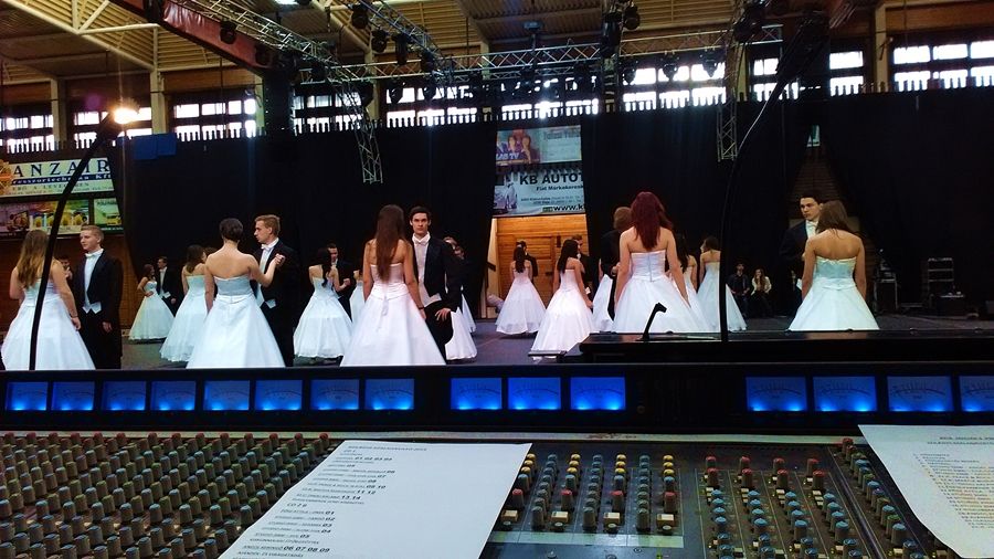 Este szalagot tűznek a sziládysok