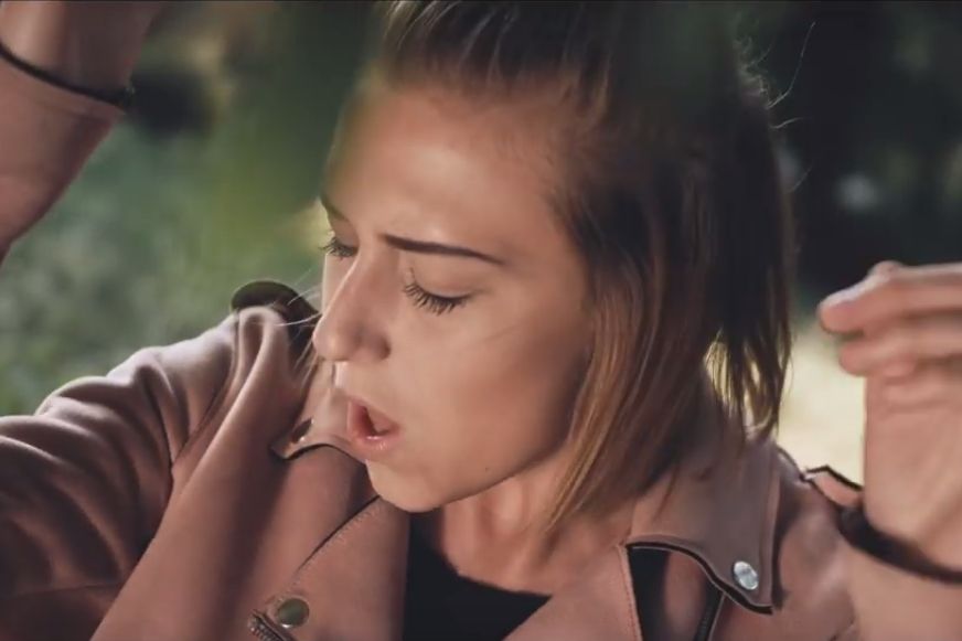 (►) Úgy fáj - új klippel jelentkeztek Kurcz Szandiék