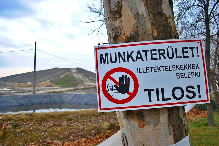 Tilos lesz a dombon szánkózni!