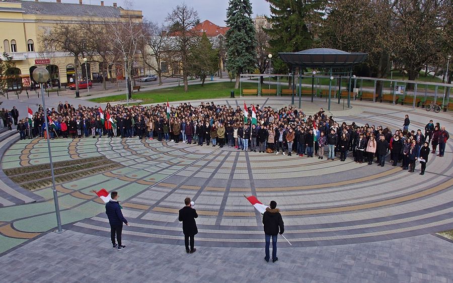 A Nemzeti daltól volt hangos a főtér