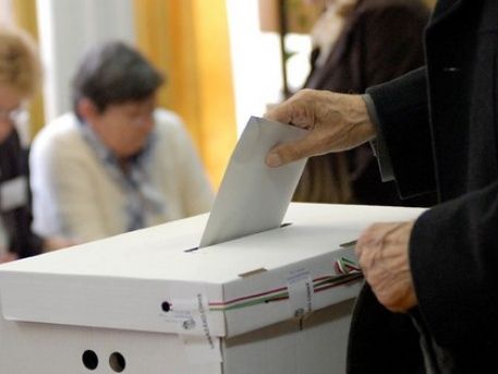 Tanultak, esküt tettek a szavazatszedők