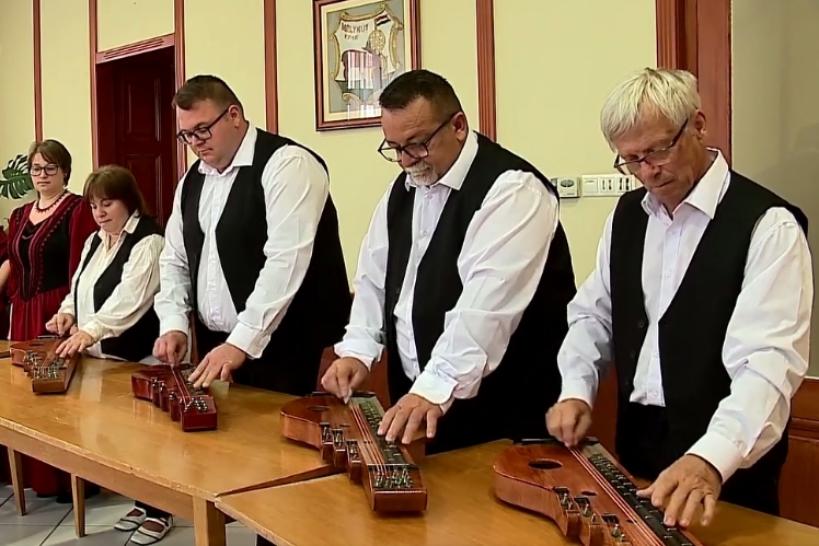 (►) Bemutatkozik a mélykúti Szederinda Citerazenekar