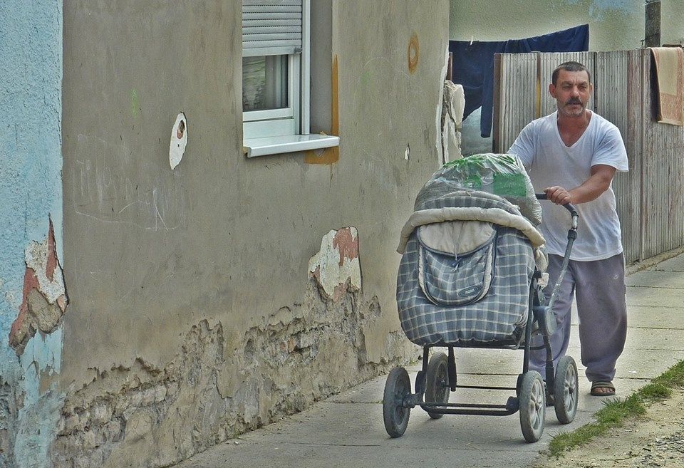  Még babakocsival is vitték