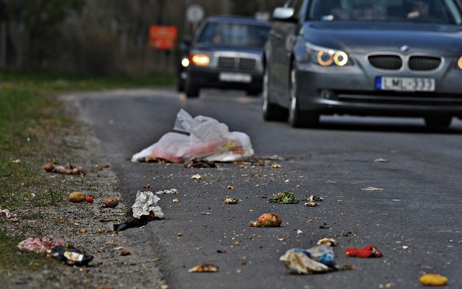 Szemét borította be a főutat