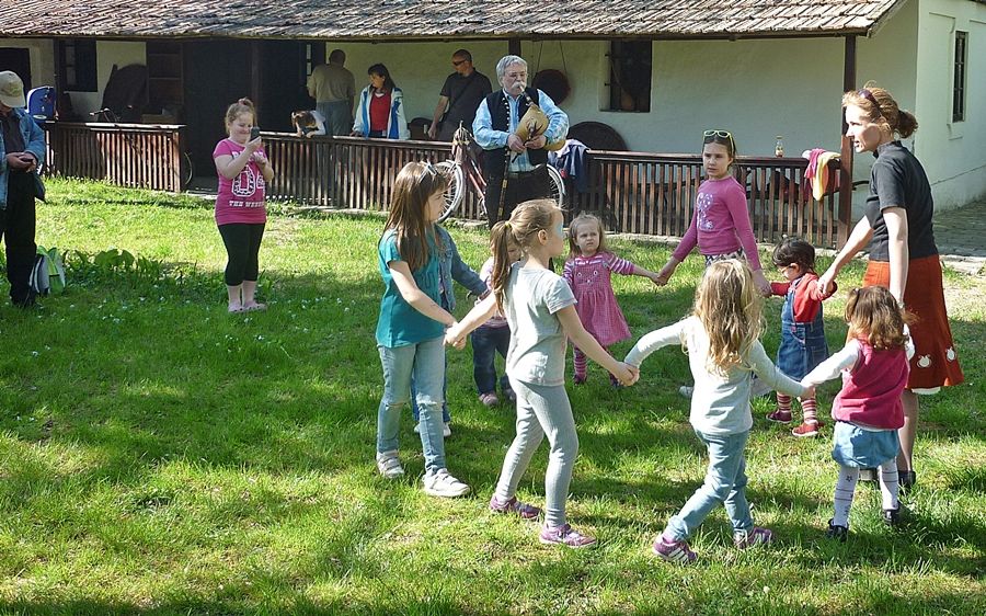 Aprók a Tájházban