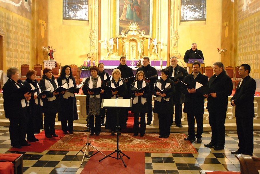 Gyerekek és pedagógusok énekhangja zengte be a templomot
