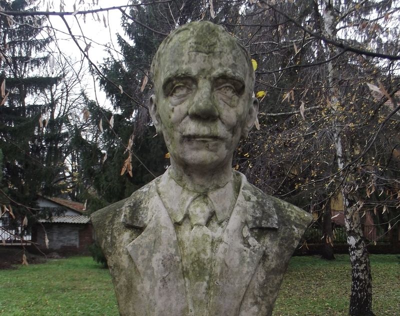 Fekete és zöld szobrok Halason