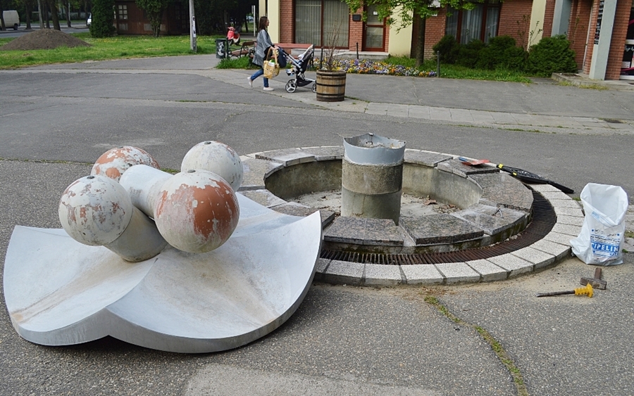 Üzemel az egyik, készül a másik csobogó