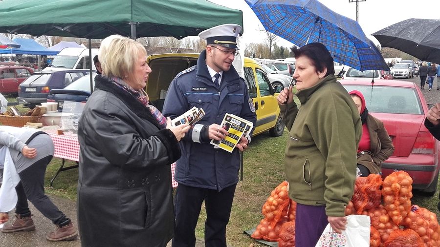 (►) Rendőrök vigyáznak az értékekre a vásárban