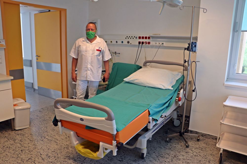 Dr. Sári Tamás irányítja a munkát a szülészeten