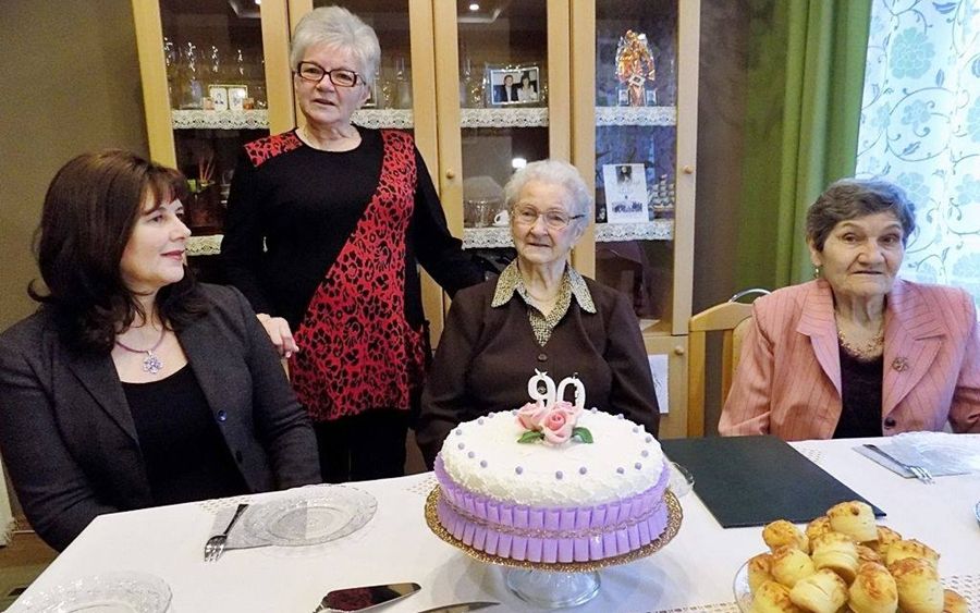 90 évesen is hímez és kötöget