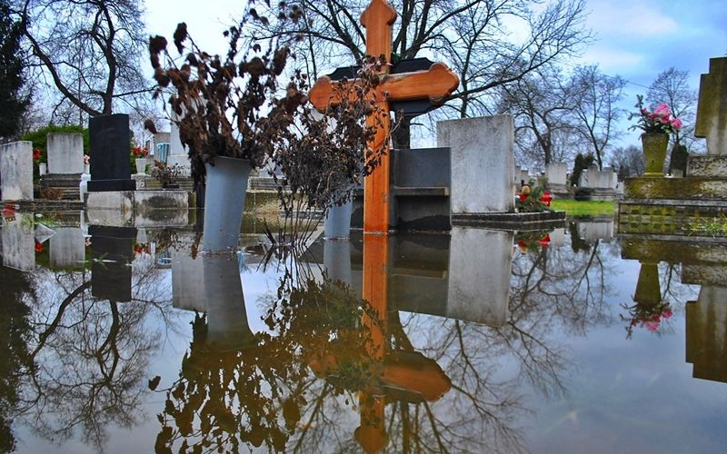 Víz lepi a sírokat