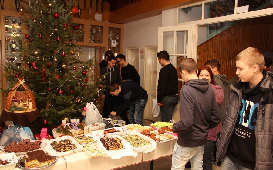 Ruháért cserébe sütit kaptak