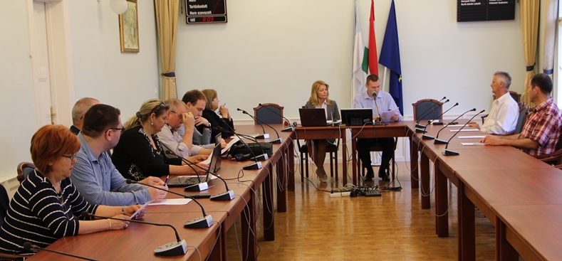 Testületi ülés, félszáz témával