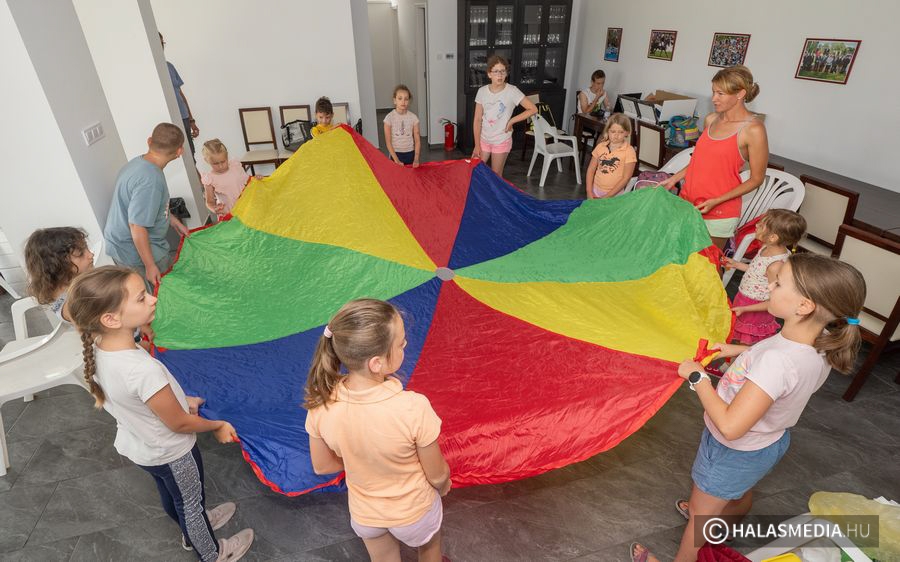 (►)  Táborozó gyerekek a lovasparkban (galéria)