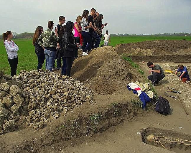 Megdöbbent diákok a gyereksíroknál