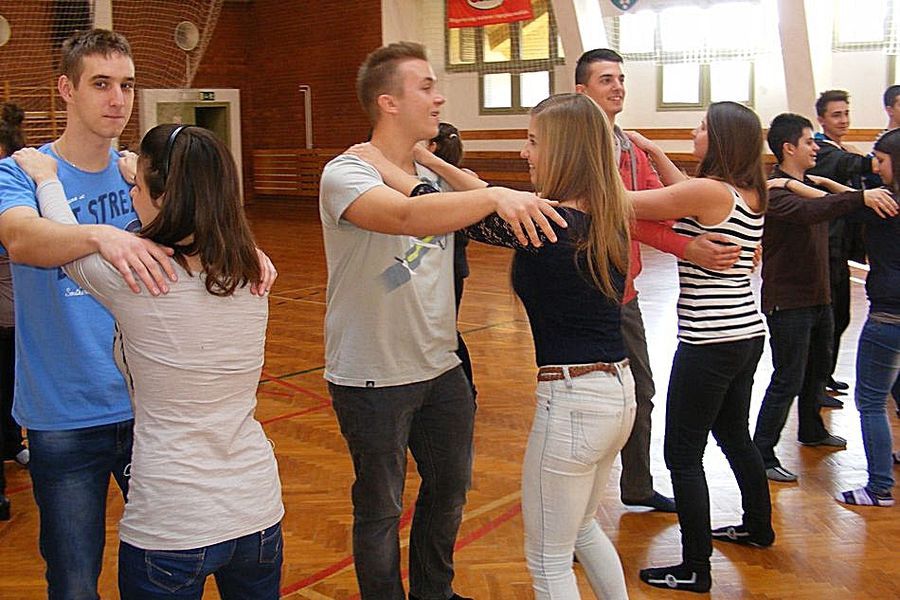 Kiállítanak és táncolnak