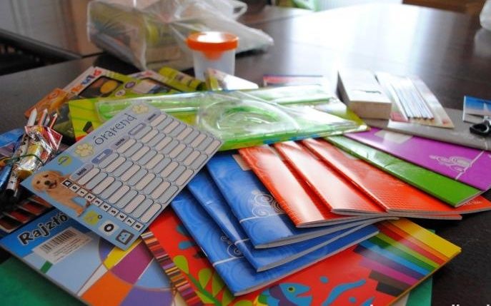 Iskolaszereket gyűjtenek