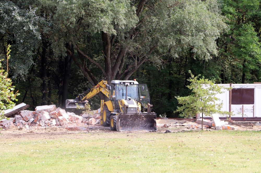 Már bontják az épületeket, hamarosan megszépül a sóstói strand