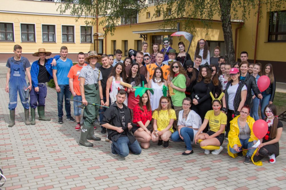 Szuperhősök és rajzfilmszereplők az udvaron (galéria)