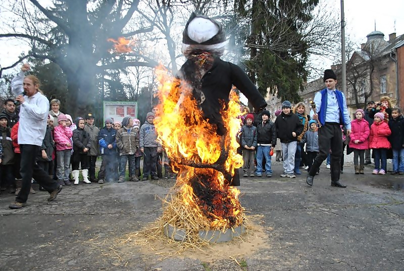 Vidám télűző a főtéren