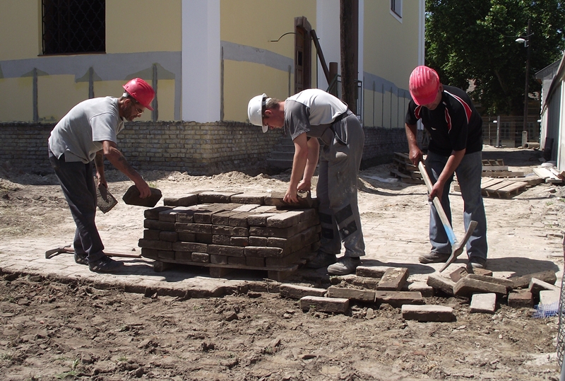 Megszépül a templomkert is