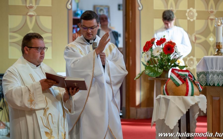 Ünnepi szentmise kenyérszenteléssel (galéria)