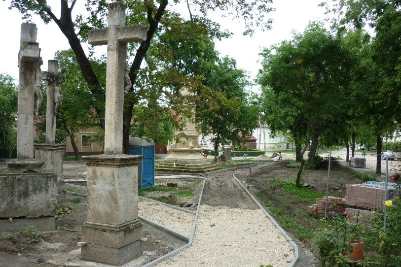 A templomkertért énekelnek