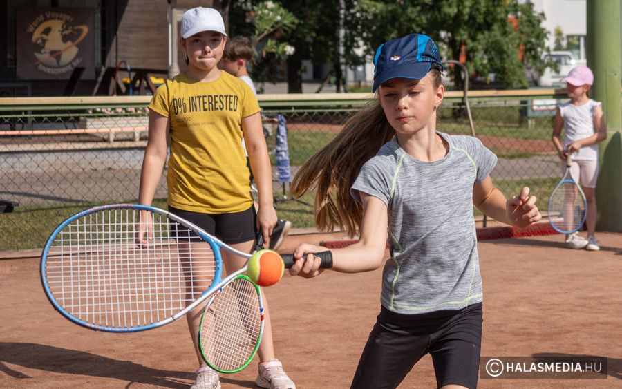 (►) Izzó salakon nap mint nap, de élvezik a tenisztábort (galéria)