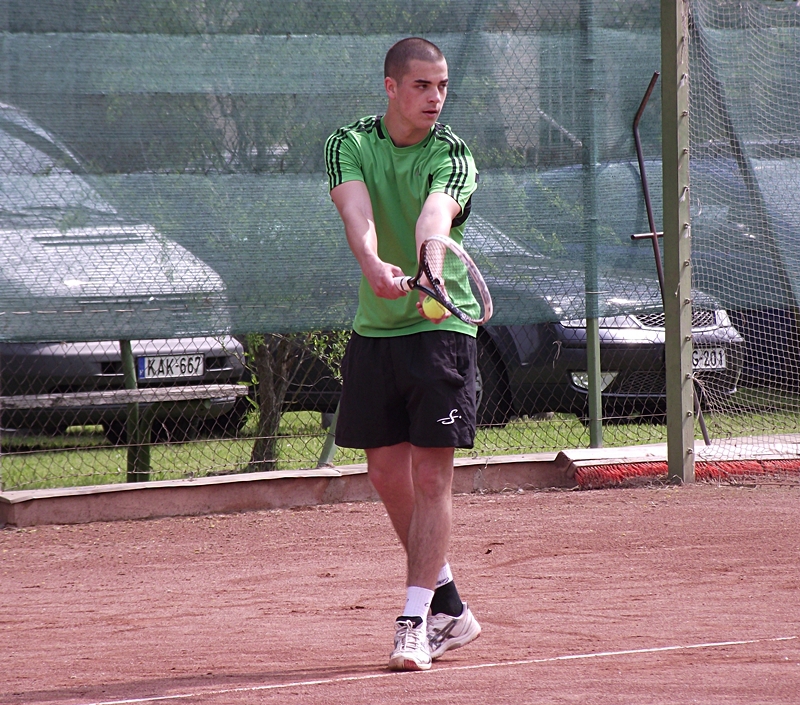 Fölényes győzelem a tenisz-nyitányon