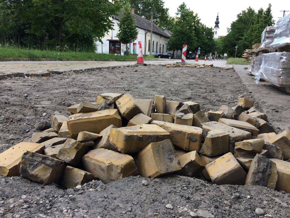 Felszedik a keramitot a Szabadkain