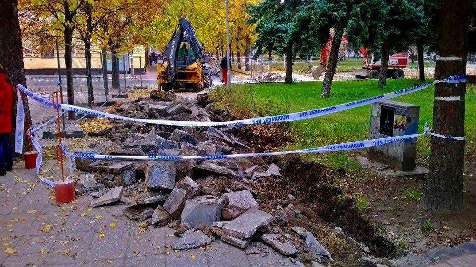 Fogy a járda a főtéren