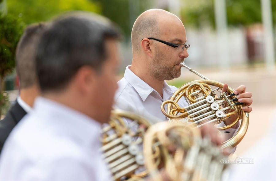 Pénteken 14 órakor Térzene