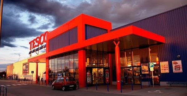 Pillanatok alatt kiürítették a halasi Tesco-t (frissítve)