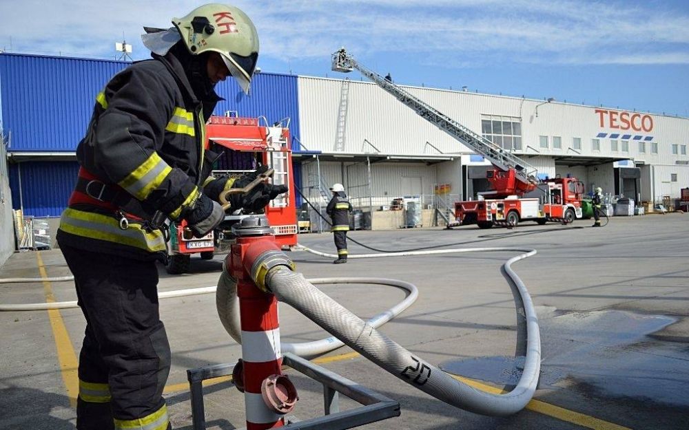 Tűzoltók gyakorlatoztak a Tescóban