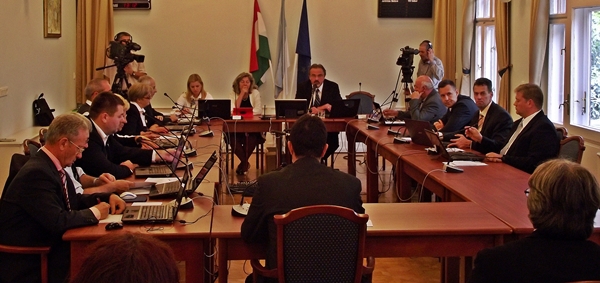 „Köszönethegyek” a búcsúzó képviselőktől