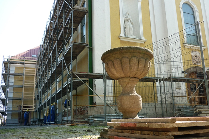 Leverik a templom falát