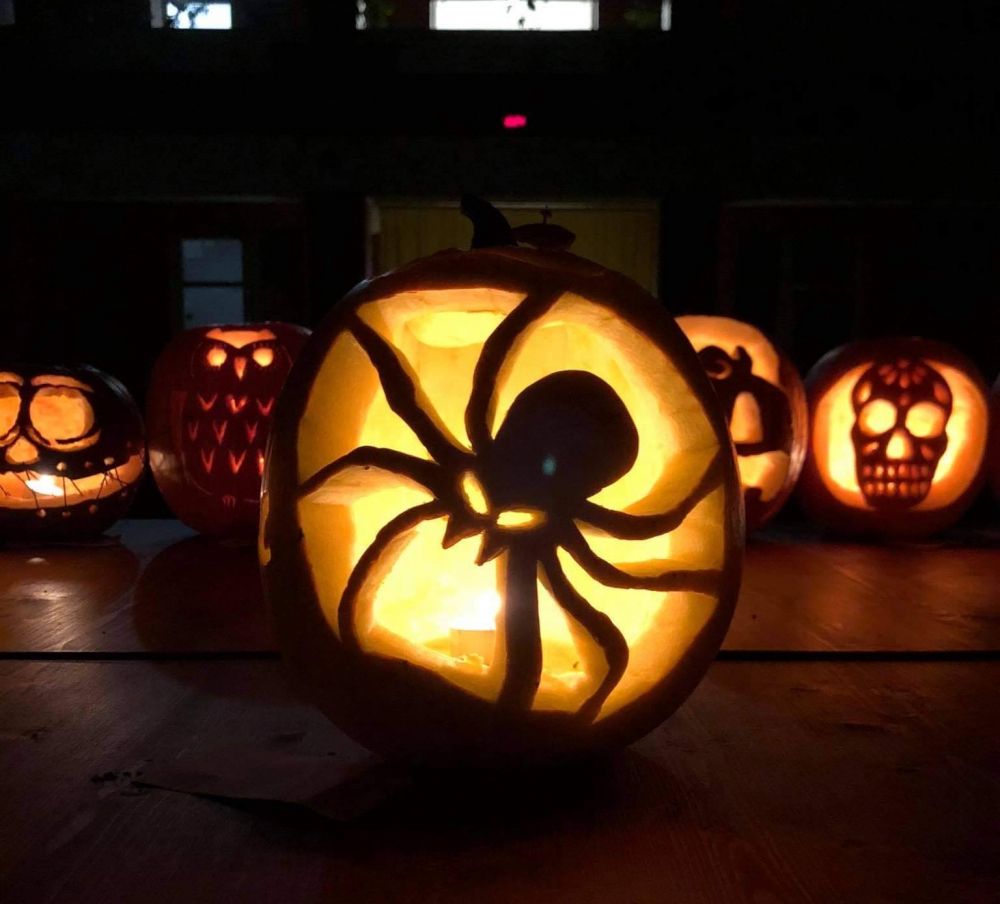 Tökfejek az aulában