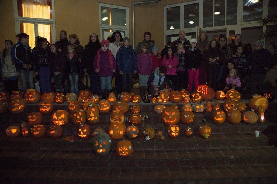 Mosolyt faragtak a tökök arcára