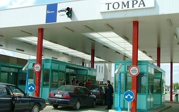 Három kilométeres kamionsor Tompán