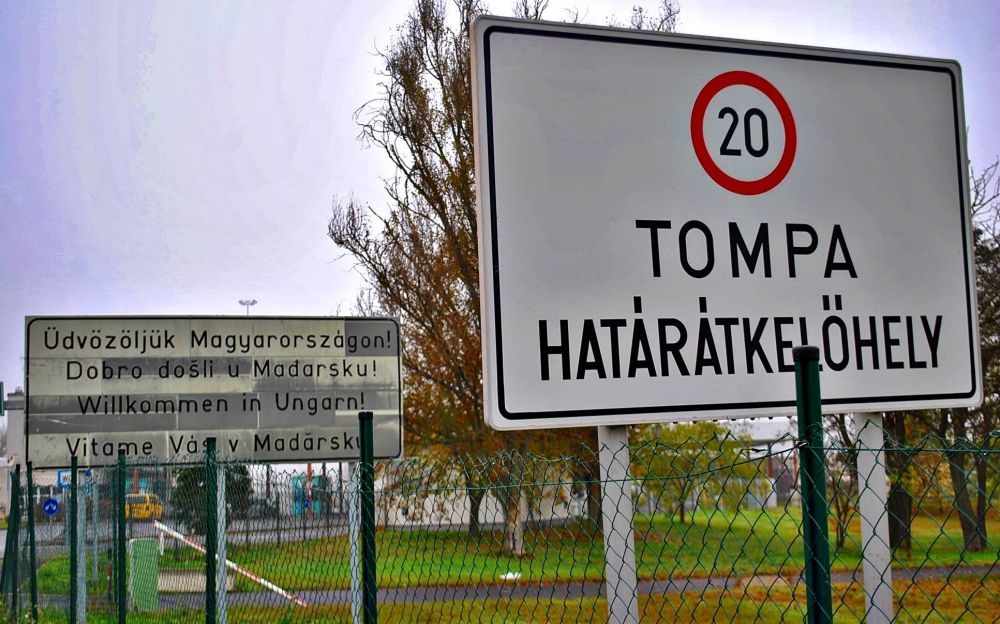 Újabb konténereket telepítenek a tompai határátkelőnél