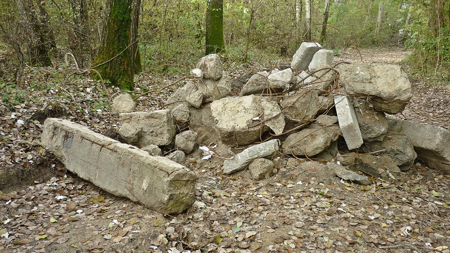 Betontömbök a sertéstelephez vezető úton