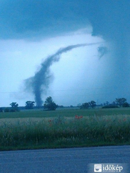 Széltölcsért fotóztak Tompánál