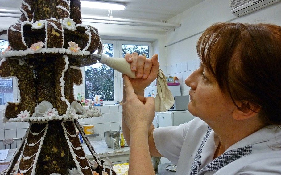 Giga grillázstorta készül