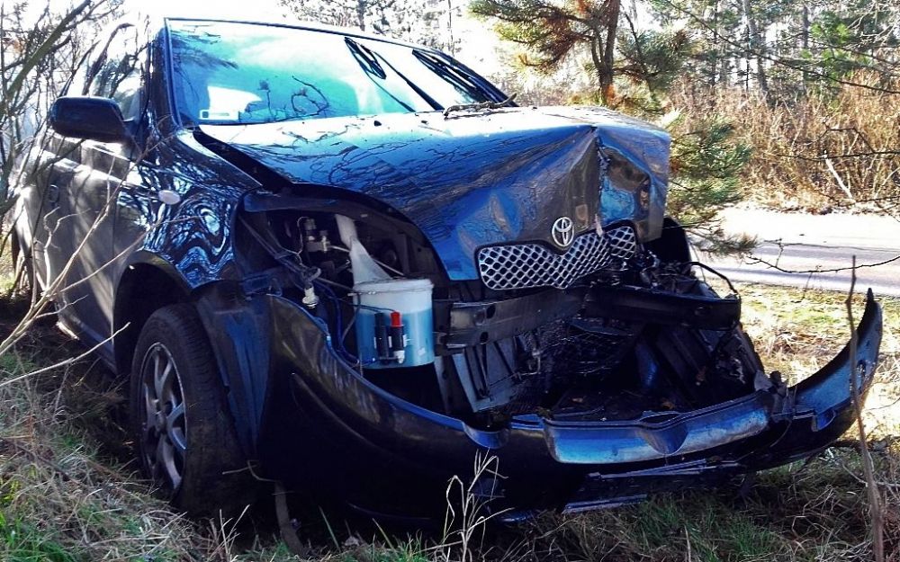 Sorozatos balesetek, fának ütközött a Toyota