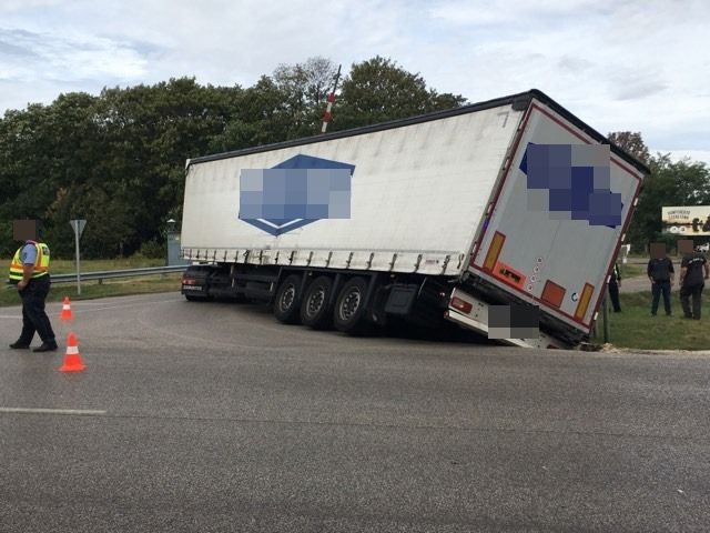 Árokba csúszott egy kamion a kunfehértói vasúti átjáróban (galéria)