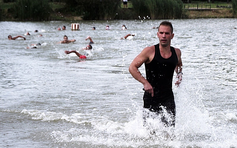 Úsztak, bicajoztak, futottak