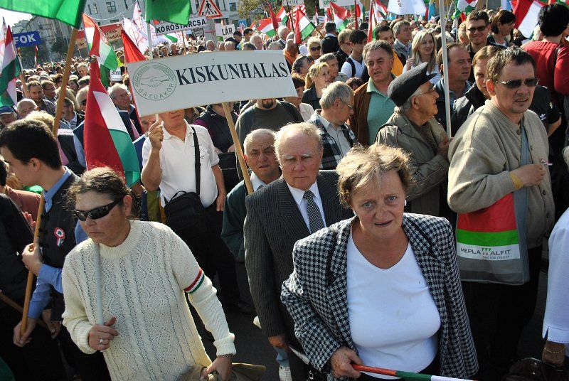 Halasi felvonulók a Békemeneten