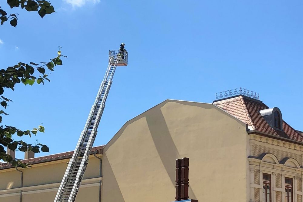 Tűzoltók a bíróságnál, teljes útzár a Kossuth utcán